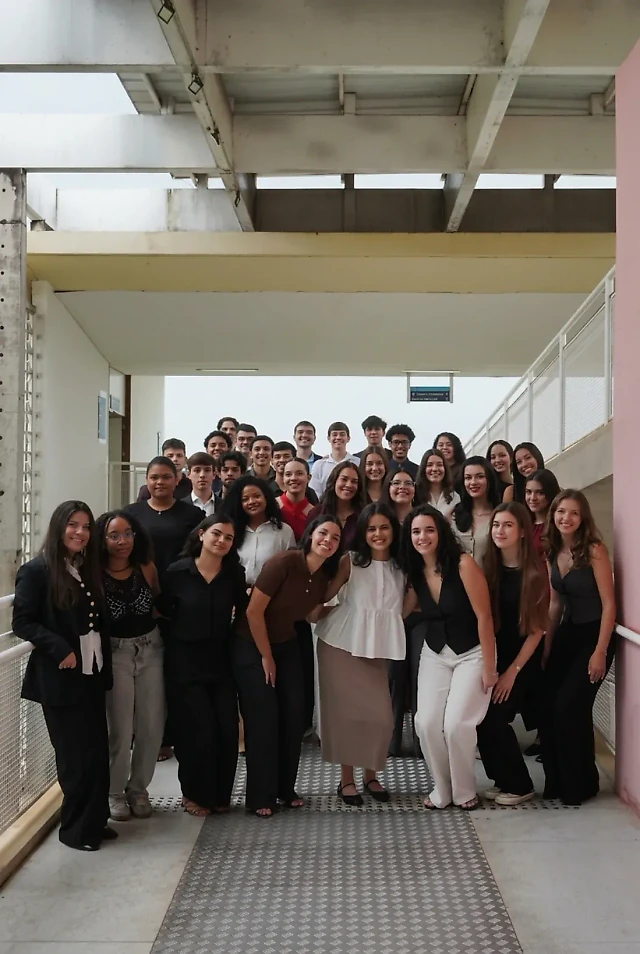 Equipe da Econsult reunida nas escadas da FACE/UnB