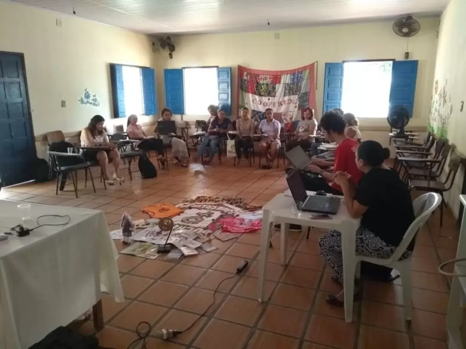 Reunião do projeto Moeda Seeds com cooperadas e equipe em campo