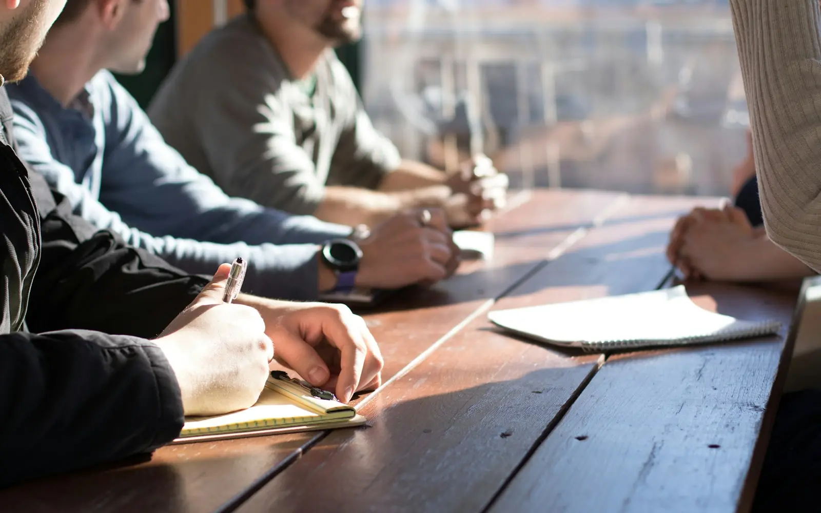Equipe analisando documentos para definir qual estudo de viabilidade se aplica ao projeto